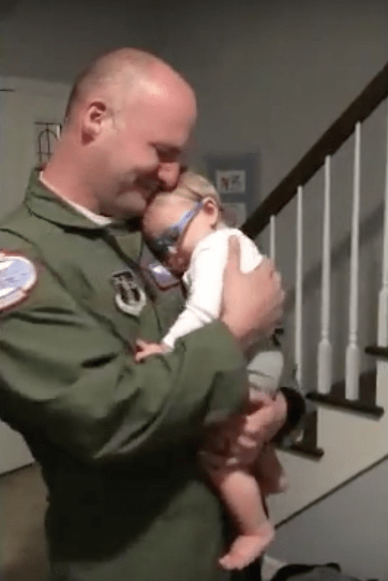 Kapitán Air Force vidí svého syna po dlouhých dvou měsících.