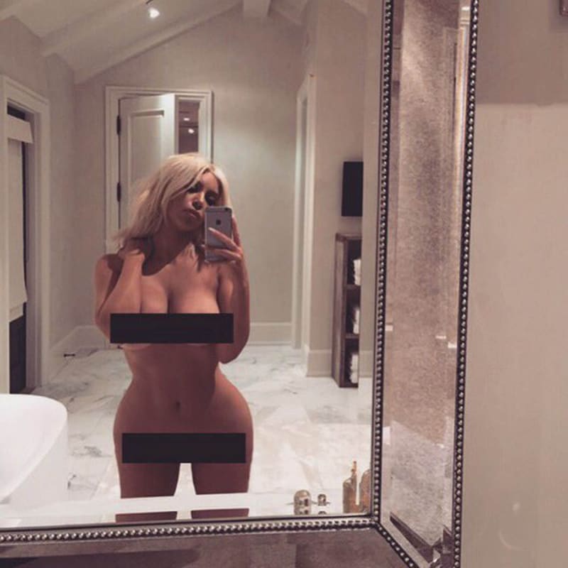 Bronz patří Kim Kardashian, která nedávno vzbudila pozdvižení s tímto selfíčkem