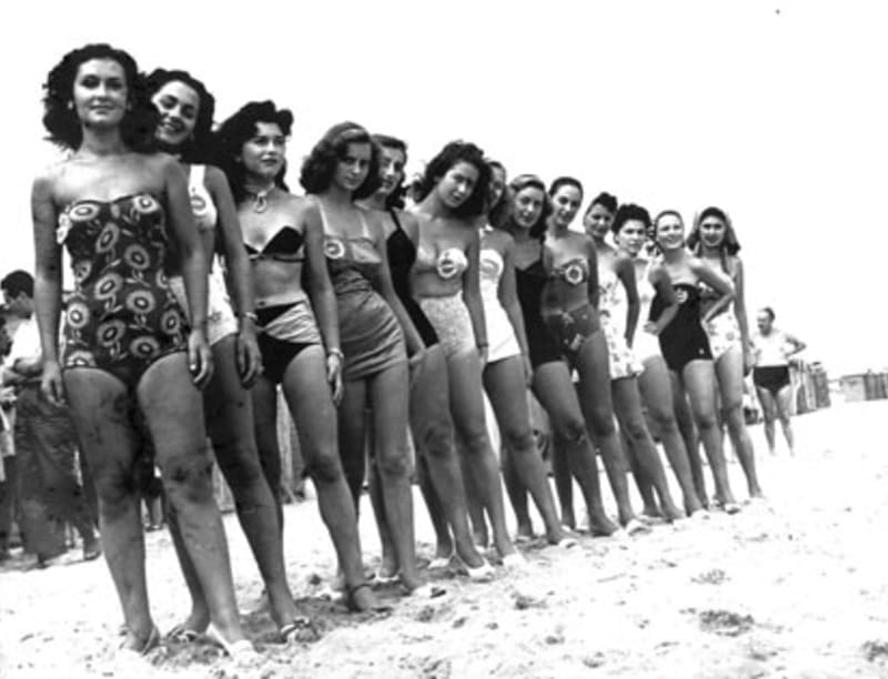 Promenáda v plavkách... všechny soutěžíci Miss Italia 1950