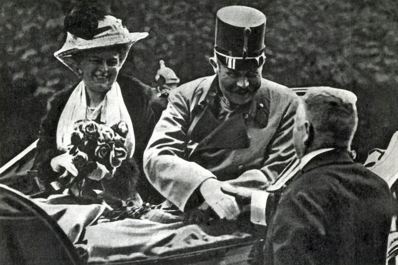 Arcivévoda František Ferdinand d'Este s manželkou těsně před sarajevským atentátem (1914).