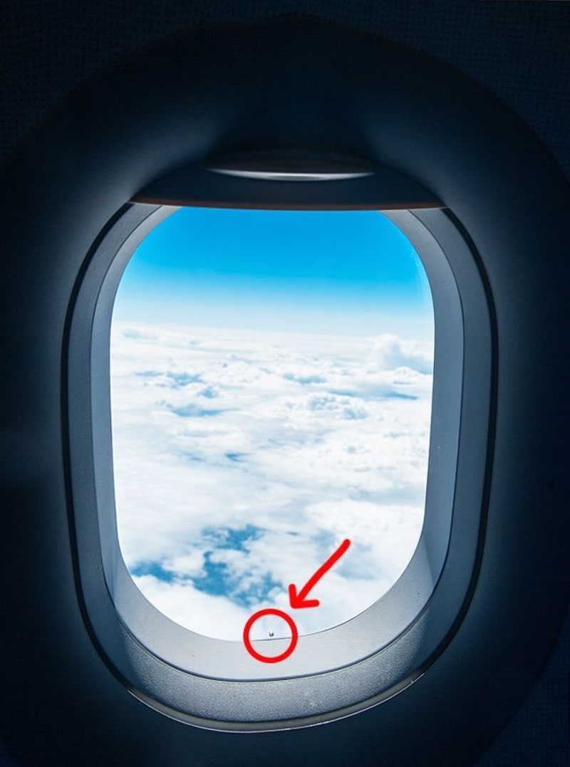 Dírka v okně letadla. Okna letadel se skládají ze dvou vrstev plexiskla. Kvůli velkému rozdílu mezi tlakem v kabině a venkovního prostředí by se vnitřní tabulka roztříštila, nebýt této malé díry. Ta vyrovnává tlak mezi skly a umožňuje proudění vzduchu.