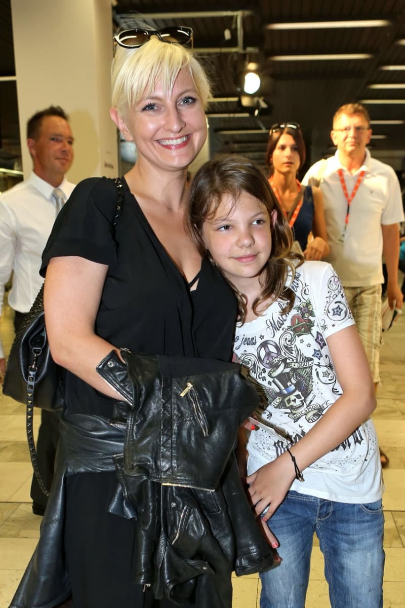 Bára Nesvatbová s dcerou Bibianou, která roste do krásy, ačkoliv je celý tatínek (politik Březina)