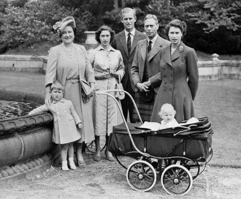 Malá Lilibeth a její rodina - Koktavý král Jiří VI. s manželkou, budoucí královnou Matkou Alžbětou Bowen, a sestry Margaret a Alžběta.
