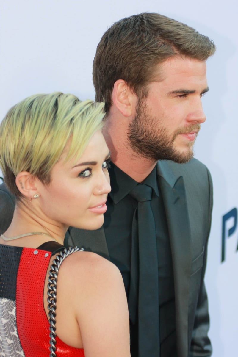 Miley se nedávno vrátila k Liamu Hemsworthovi, který ji zklidňuje, tedy alespoň, pokud je v jejím okolí...