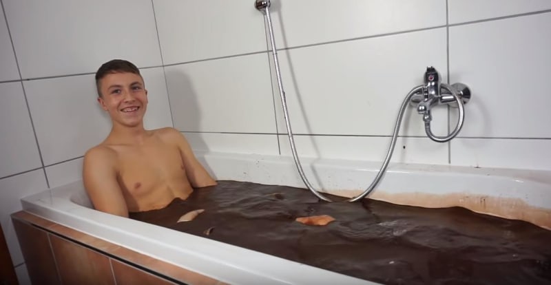 Youtubeři se rachtají ve vaně s čokoládou 10