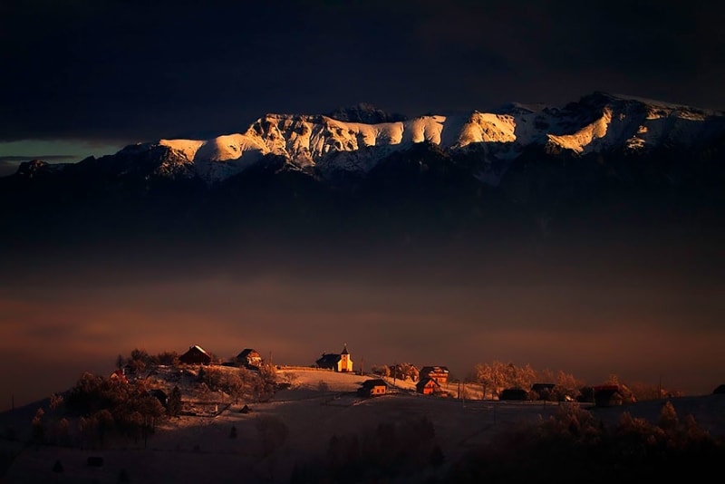 Pohoří Bucegi při západu slunce