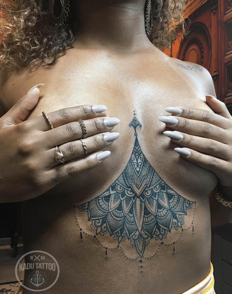 Tetování pod prsy - Obrázek 7
