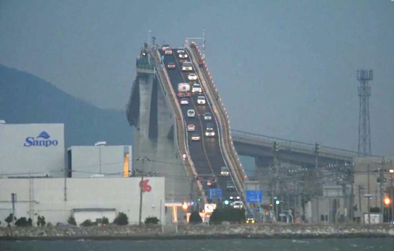 Most spojuje dvě japonská města.