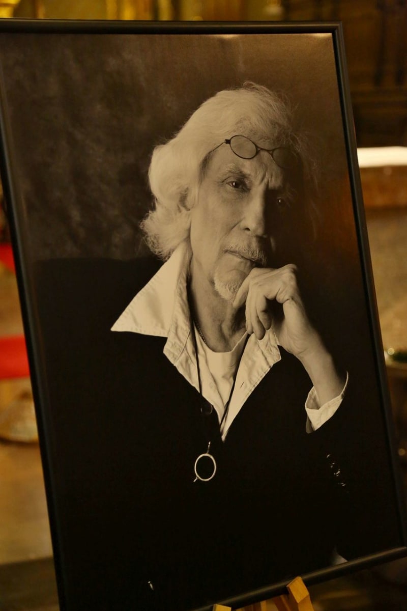 Černobílý autoportrét Hapky u jeho rakve.