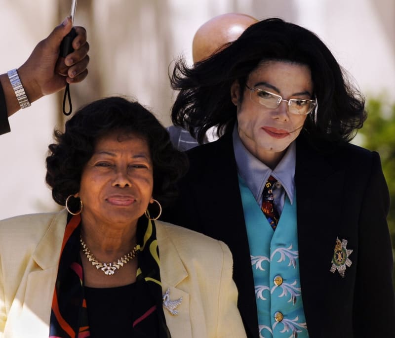 Zpěvák Michael Jackson s matkou... žalobu prohrála a teď musí platit...