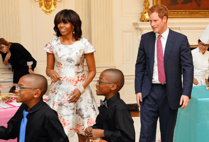 Tady je s první dámou Michelle Obama. Samozřejmě zase u dětí.