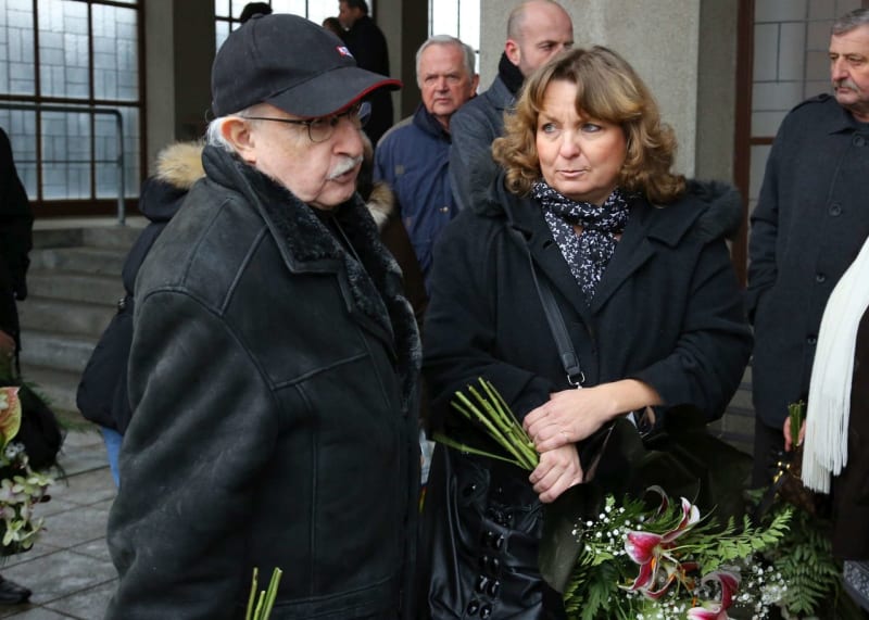 Rozloučit se přišla i herečka a dabérka Martina Hudečková s manželem Jurajem Herzem
