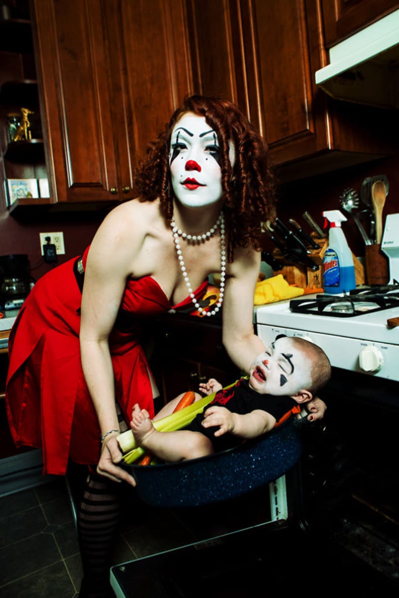 Fotogalerie bláznivé matky, která si hraje na klauna! Tohle už je možná na sociálku, ne?! - Obrázek 2