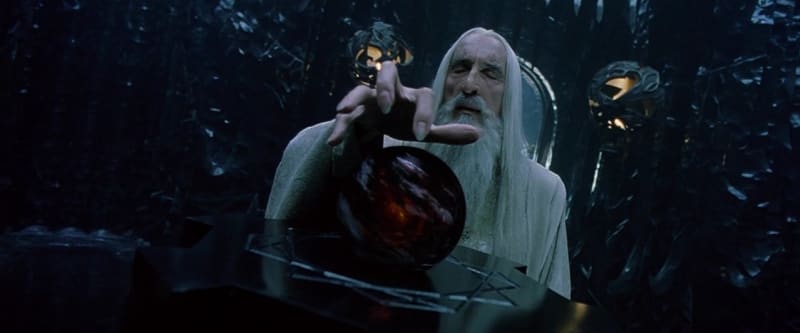 Lee se jako Saruman objevil v obou prstenovských trilogiích