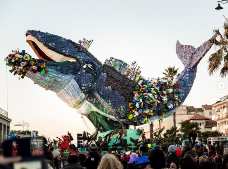Greenpeace instalovalo během karnevalu v italském Viareggiu velrybu, kterou udusil plast