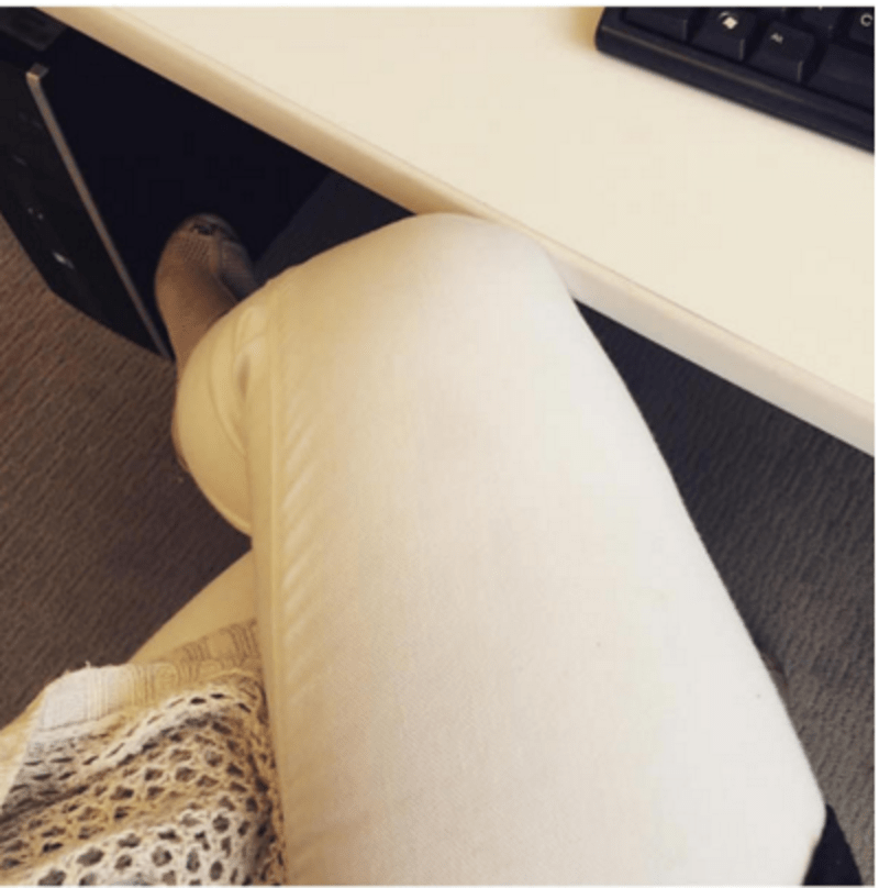 Dát si nohu přes nohu pod stolem je nemožné.