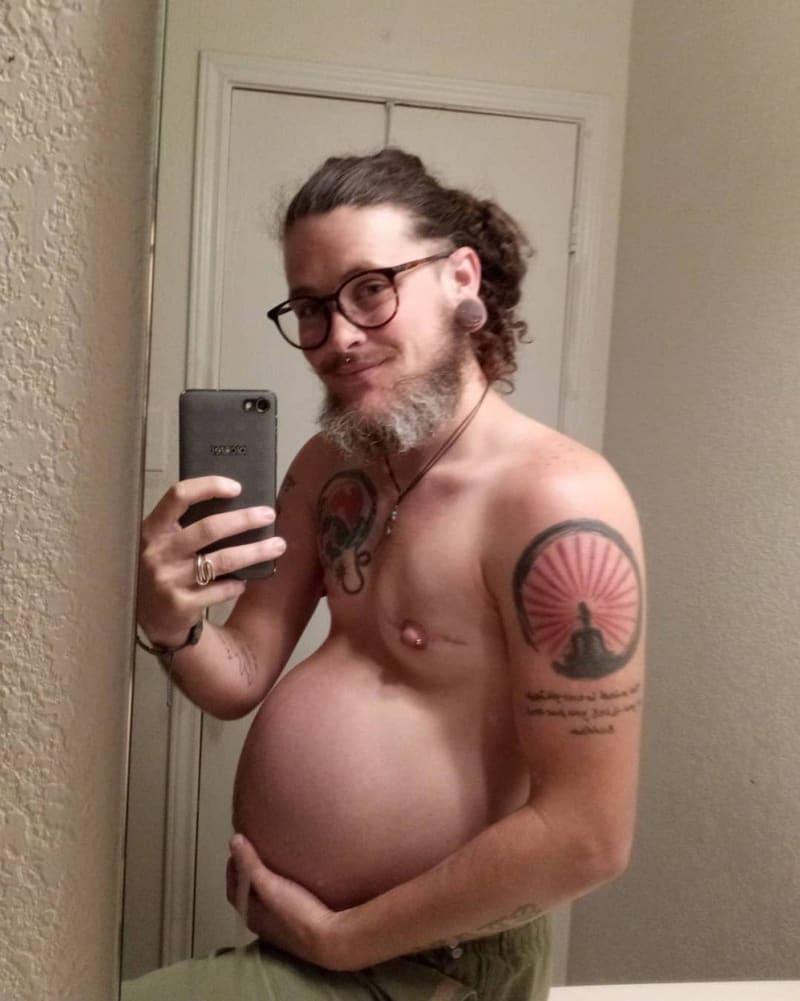 Muž otěhotněl a porodil dítě 4