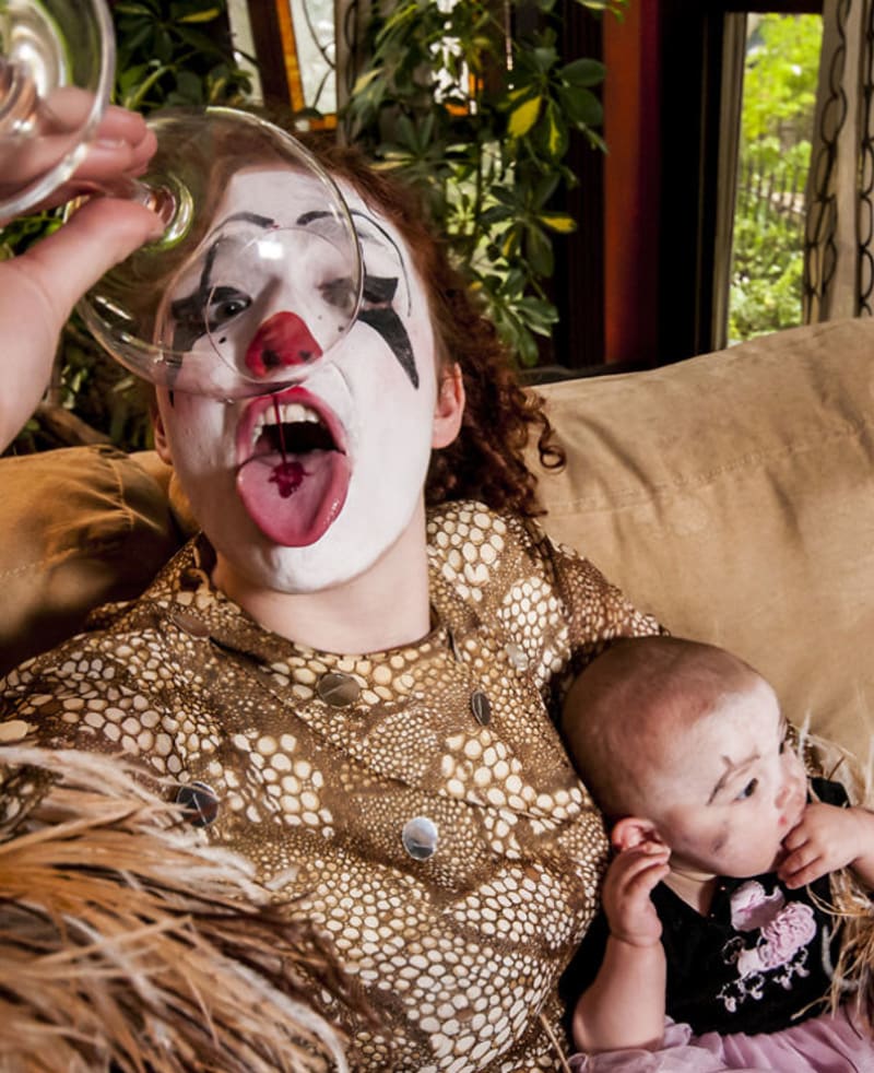 Fotogalerie bláznivé matky, která si hraje na klauna! Tohle už je možná na sociálku, ne?! - Obrázek 19