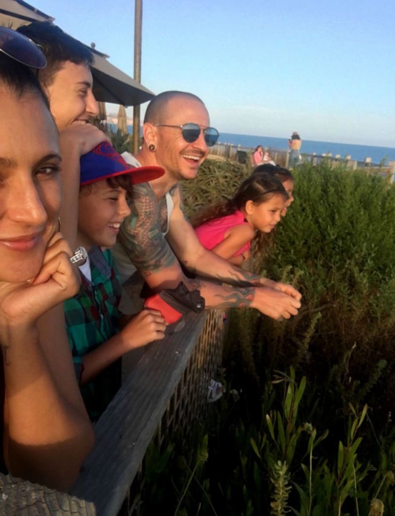 Poslední fotografie zpěváka Linkin Park, Chestera Benningtona, s jeho rodinou. O pár dní později spáchal sebevraždu.