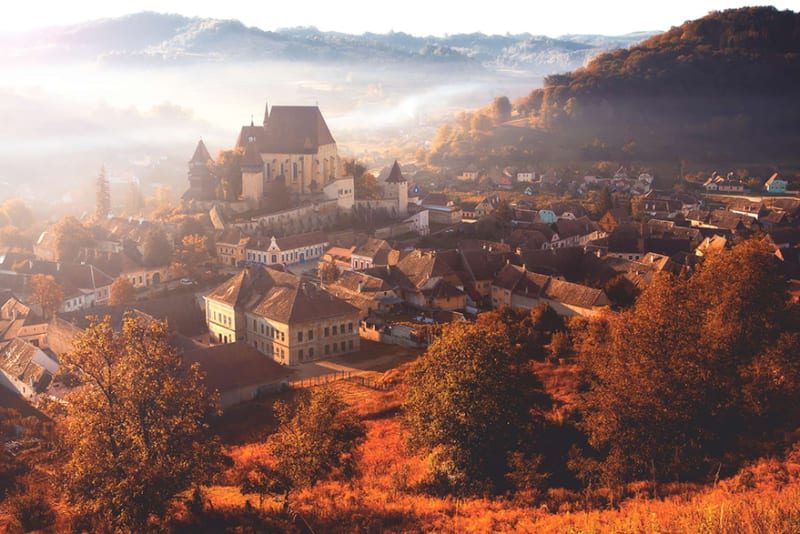 Podzimní ranní mlha v obci Biertan
