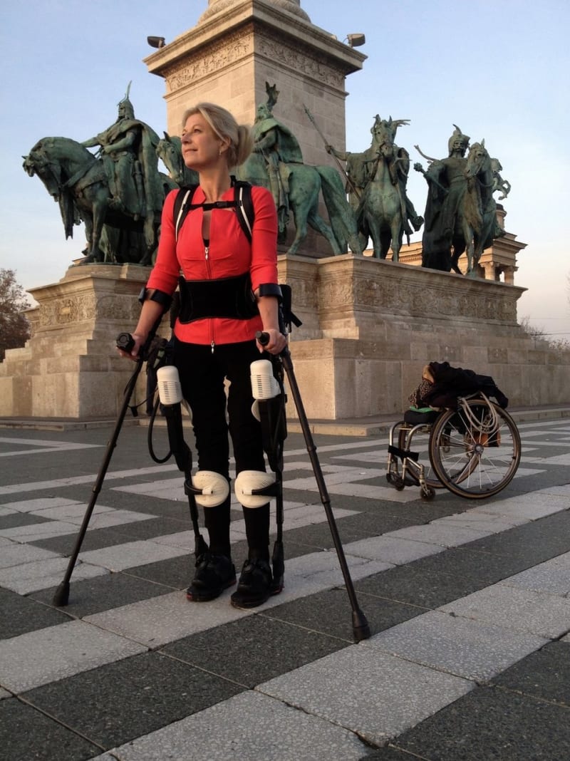 Žena dostala díky 3D tiskárně robotický oblek, díky kterému se zvedla z invalidního vozíku