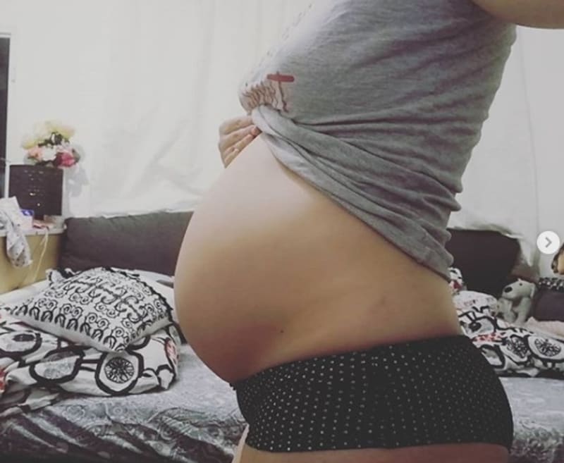 Sára Holanová o těhotenství průběžně informovala na Instagramu.