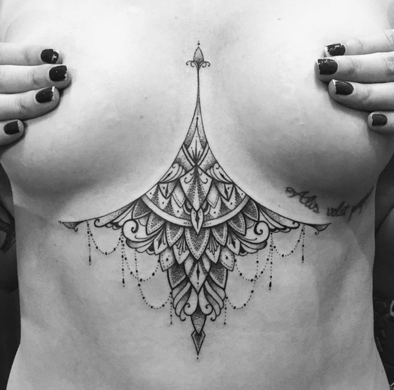 Tetování pod prsy - Obrázek 1