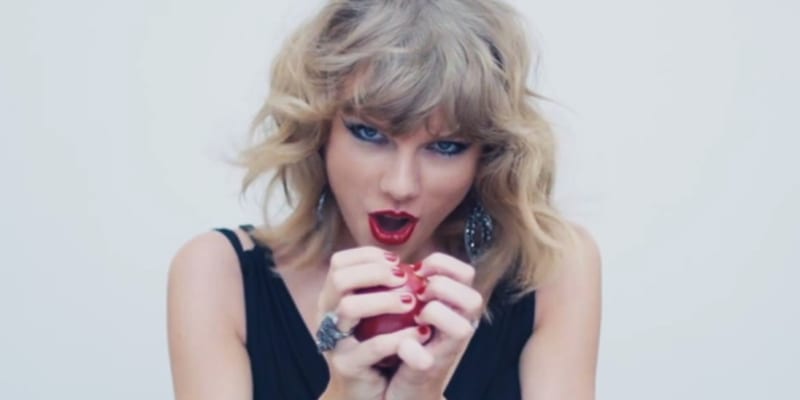 Taylor Swift prý v klipu k Bad Blood oslavuje negativní agresivní chování.