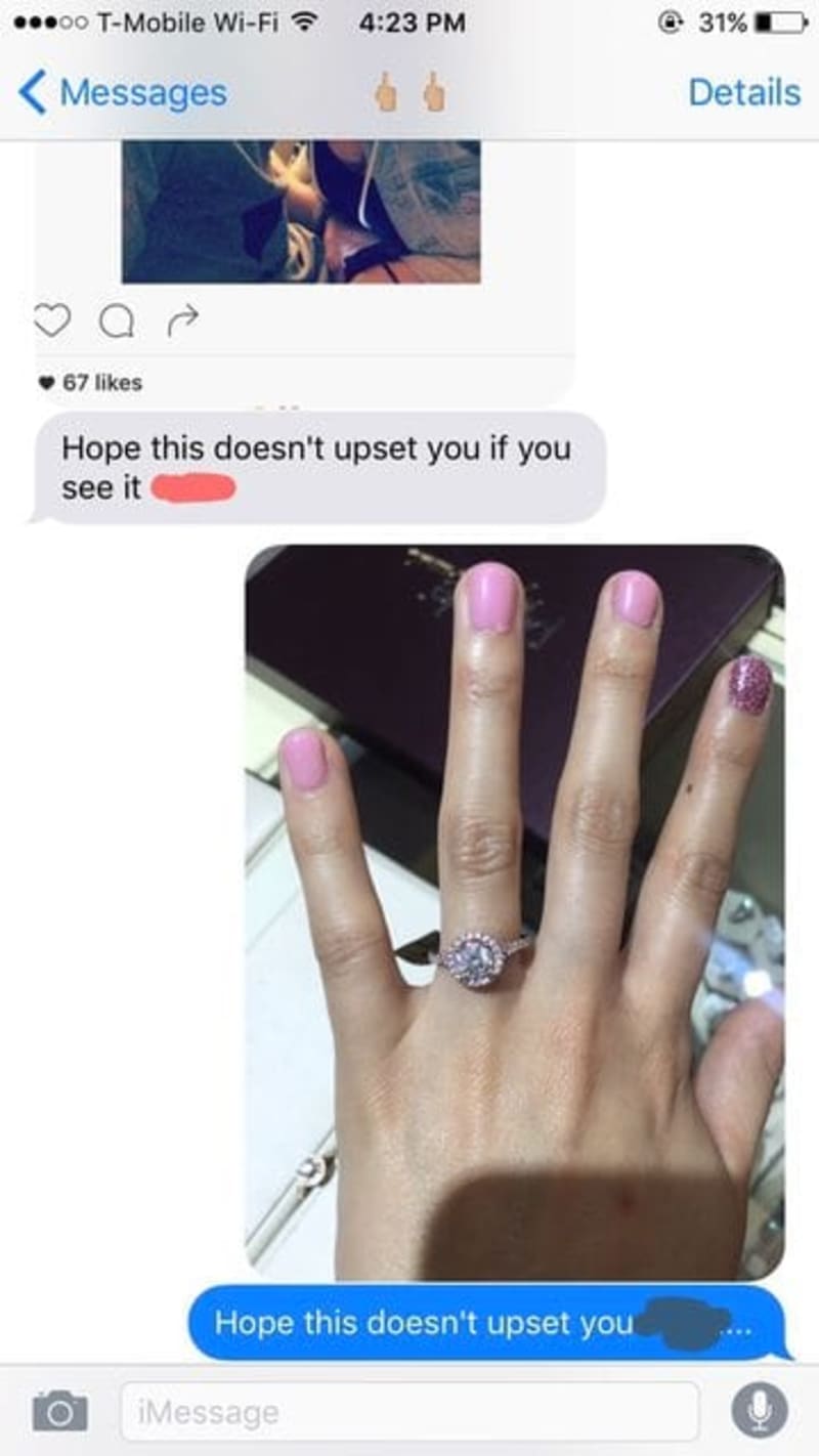 Ona se mu však pomstila fotkou se zásnubním prstenem.