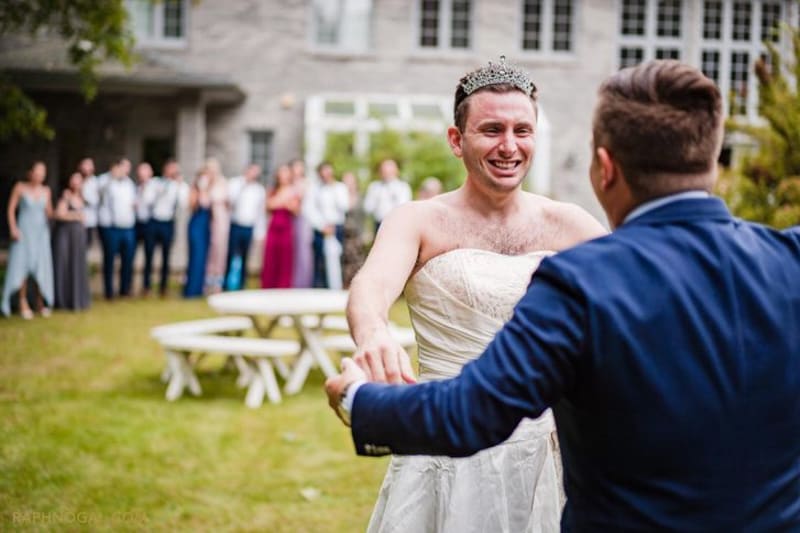 Místo krásné nevěsty přišel bratr ve svatebních šatech