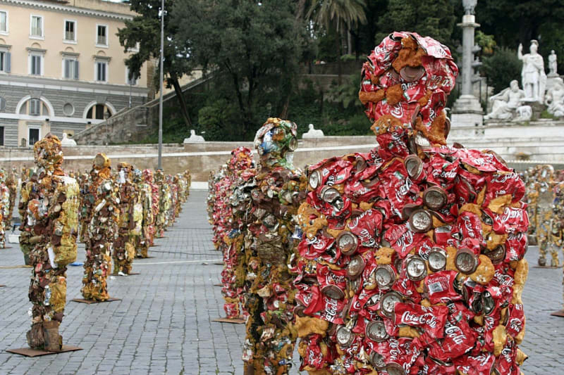 Německý umělec HA Schult vytvořil tzv. Trash People – lidi vyrobené z použitých plechovek, elektroodpadu a jiných odpadků