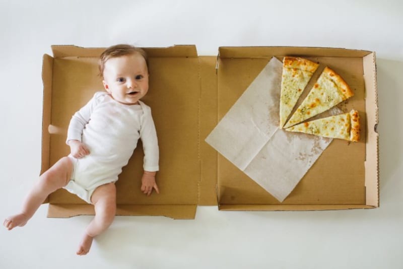 Žena fotila svého syna s pizzou 3