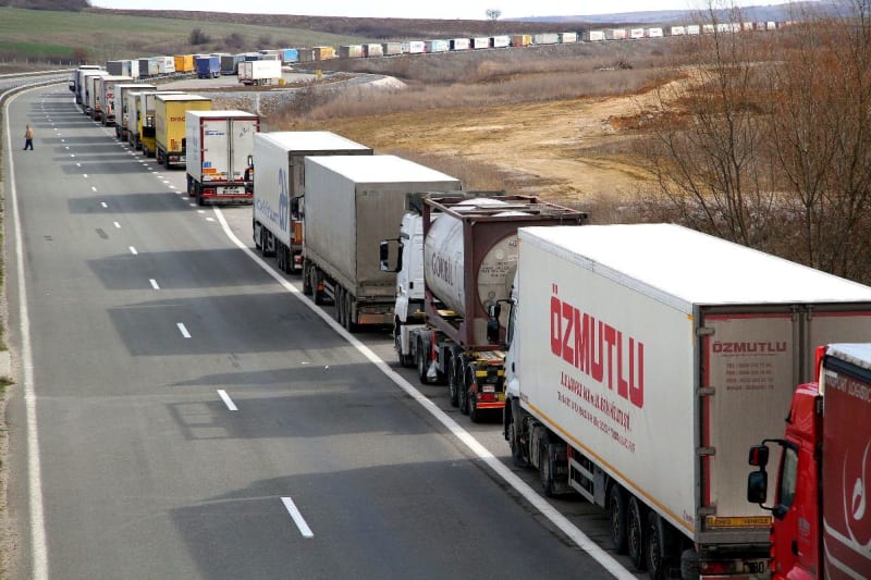 Na hranicích mezi Bulharskem a Tureckem se tvořily dlouhé, mnohakilometrové fronty kvůli konfliktu, který propukl mezi oběma státy. Problém nastal poté, co Sofia schválila pouze pět tisíc ze 125 tisíc tranzitních povolení pro nákladní dopravu