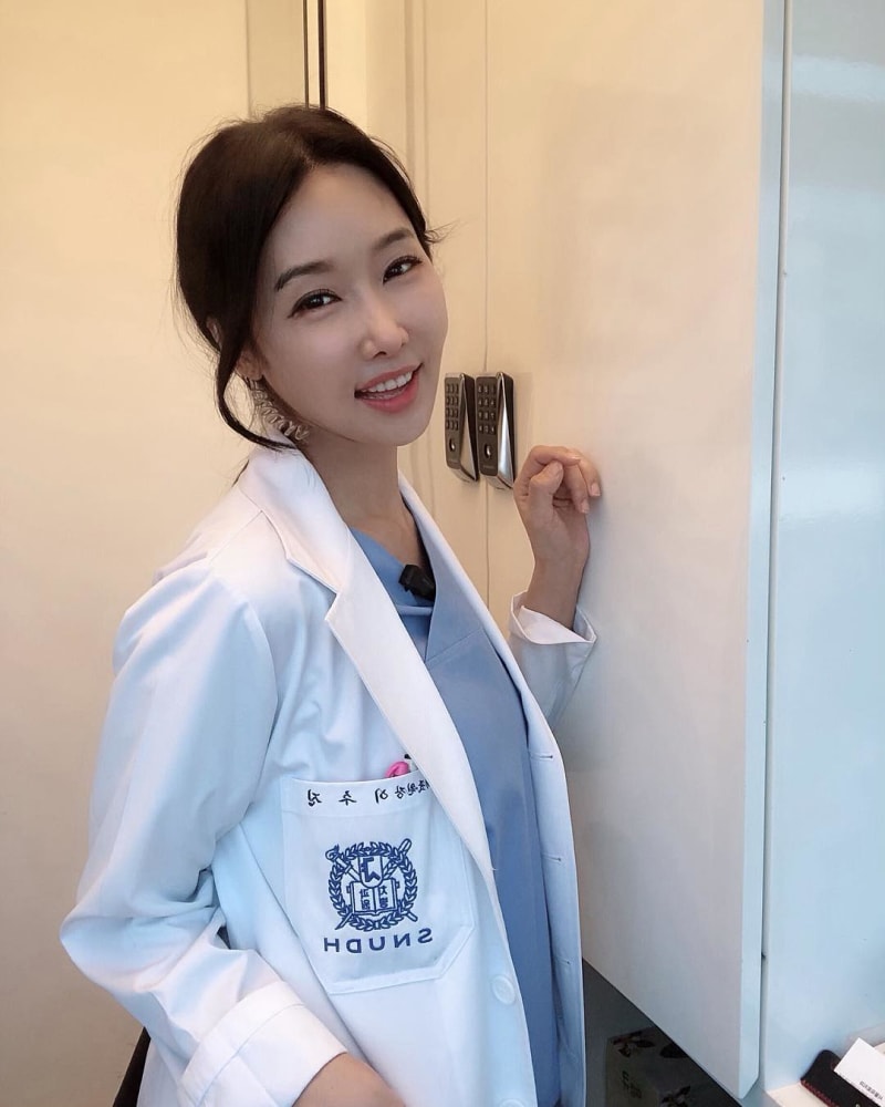 Korejská zubařka je starší než vypadá 8