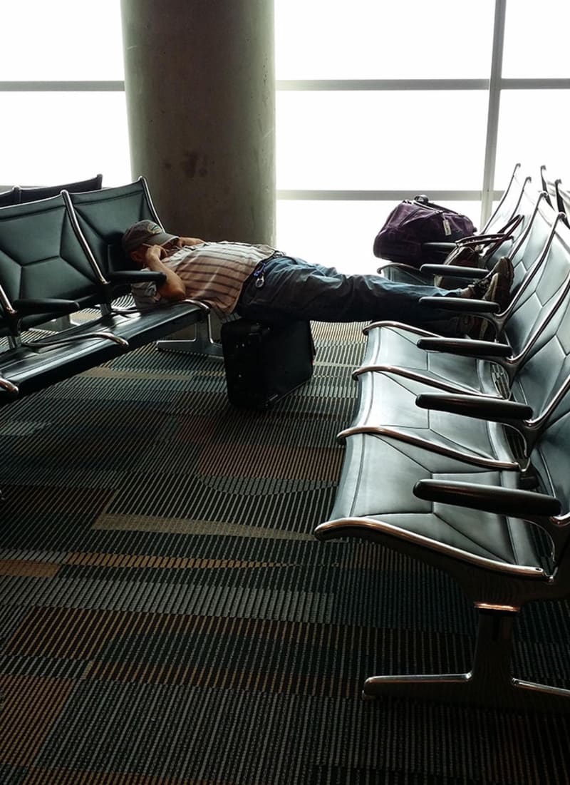 Lidé, kteří usnuli ve vtipně nepohodlných pozicích 13