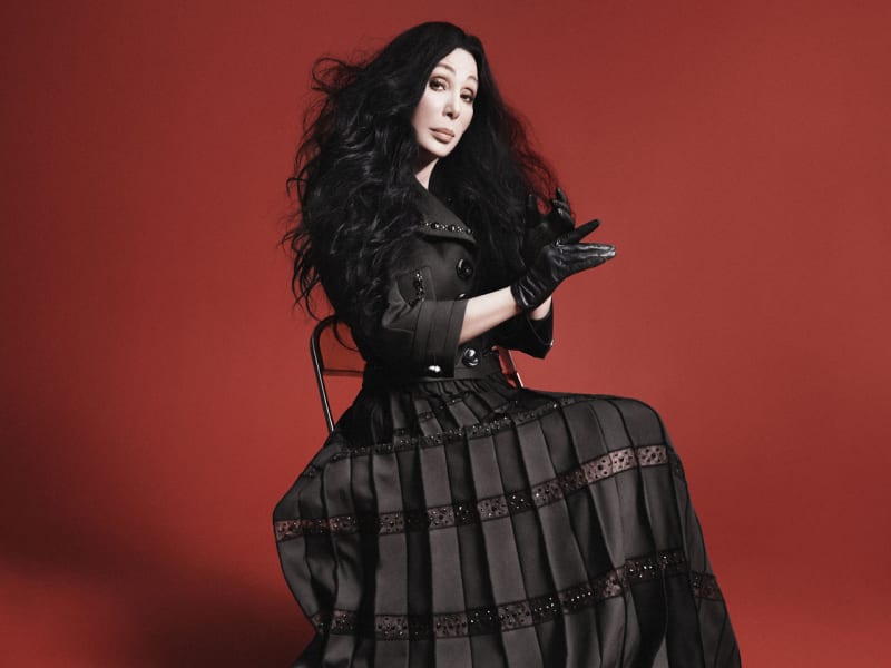 Cher má plastiky a ještě je to málo. Ale retušéři fotku pěkně zfušovali.