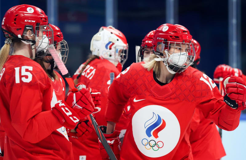 Hokejistky Kanady a Ruska musely hrát zápas v respirátorech.