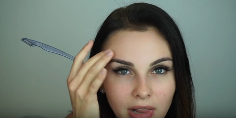 Youtuberka si holí tvář - Obrázek 1
