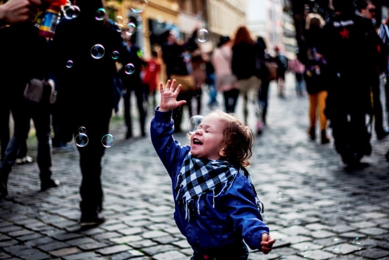 Bratislava se v úterý ocitla pod palbou bublifuků a její ulice zaplnily mýdlové bubliny všech velikostí. Akce se konala k příležitosti oslav Dne bláznů. Pochod se souběžně konal v dalších evropských městech jako je Amsterdam, Berlín či Utrecht.
