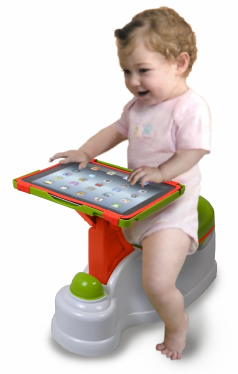 Společnost CTA Digital vynalezla dětský nočník s integrovaným držákem na Apple iPad. Zařízení zasunete do držáku na nočníku a spustíte na něm některou ze zábavných aplikací, která vaši ratolest pomůže udržet v pozornosti po celou dobu potřeby.