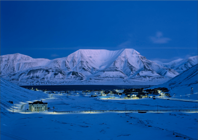 Longyearbyen, největší město na Špicberkách u Isfjordu, Norsko