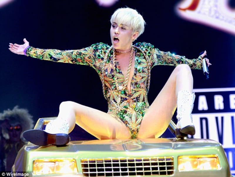 Turné Miley Cyrus: Ruka v rozkroku a trikot z lístků marihuany - Obrázek 9