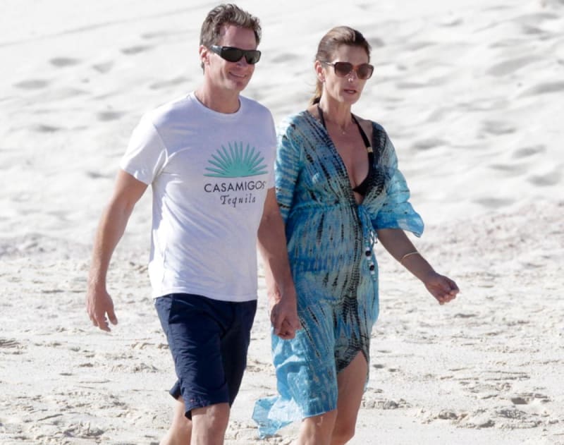 Topmodelka Cindy Crawford se prochází se svým manželem Randem na pláži v Mexiku