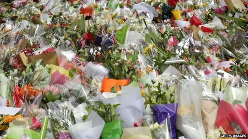 V Sydney nosí lidé květiny na místo tragédie... - Obrázek 5