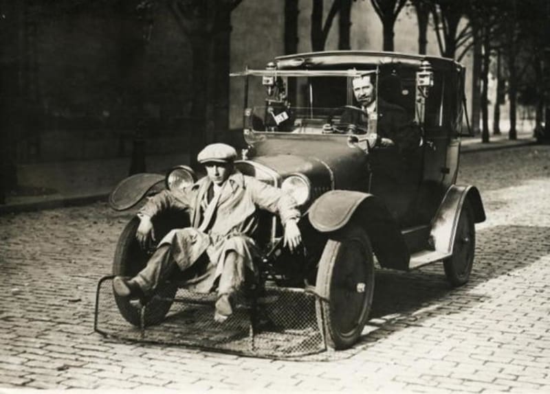 Auto na odhrnování sněhu z roku 1934 se v Paříži moc neujalo. Lidé ho tedy používali na převoz, nebo následně s ním asi sbírali pomalé chodce z přechodů.