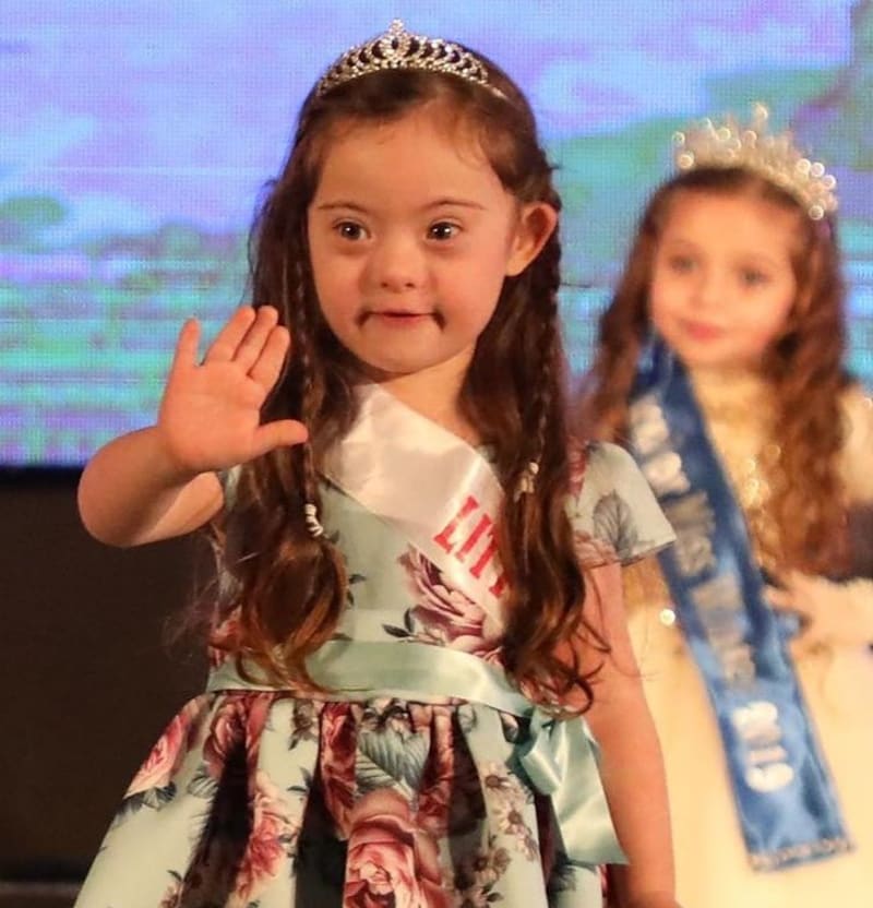 4letá dívka s Downovým syndromem pózuje jako modelka 6