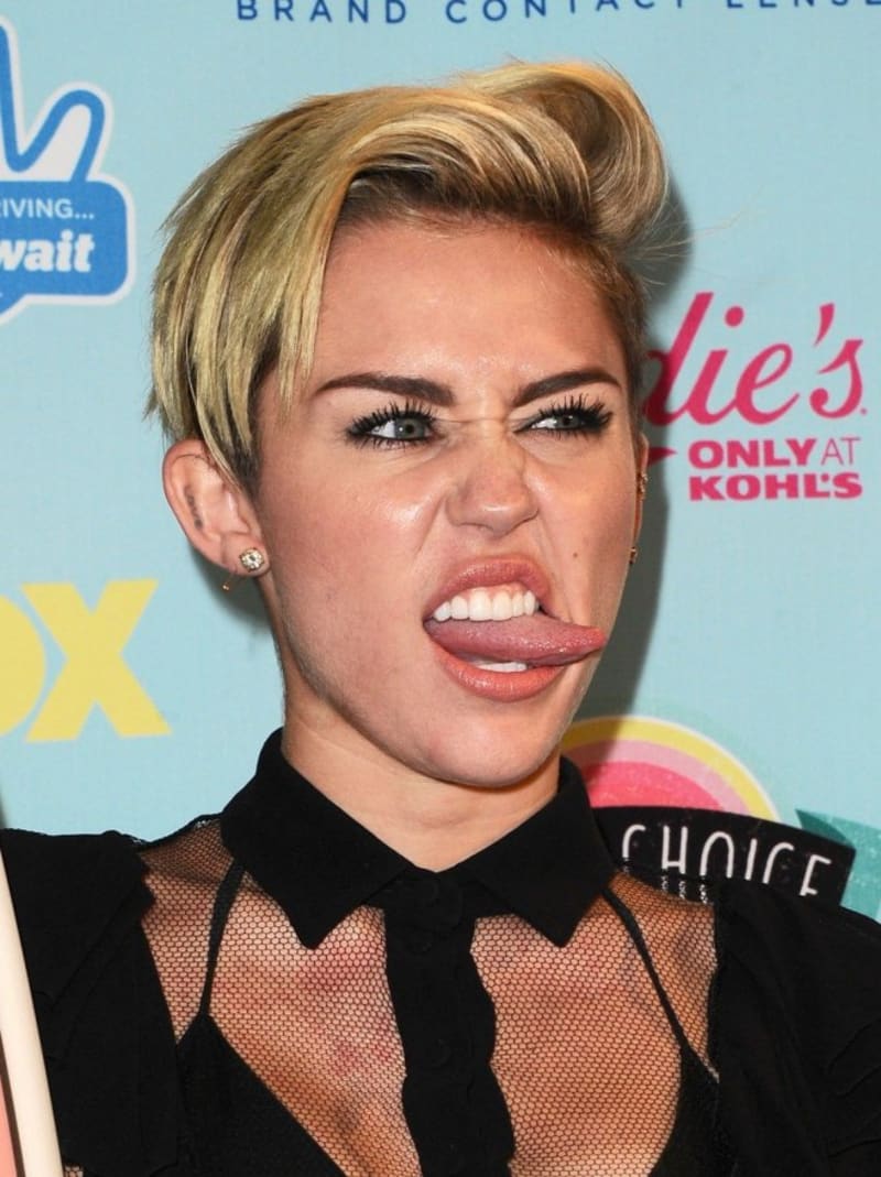 Miley o tetováních svého fanouška řekla, že jsou hnusná. Nechá si je proto odstranit.
