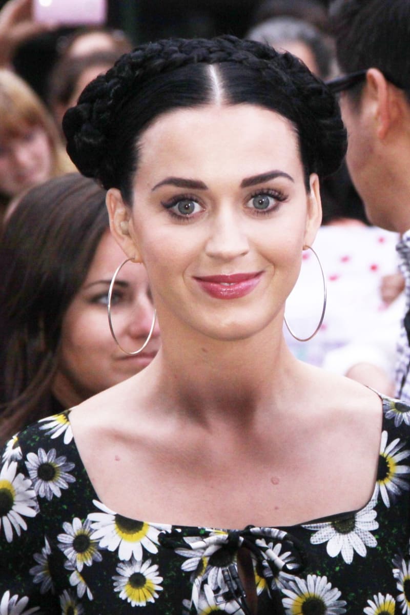 Katy Perry, tohle nebyl zrovna dobrý výběr účesu... Vypadá jak tyrolská hospodská