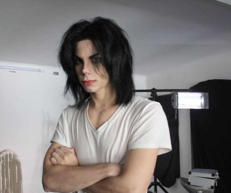Týpek zaplatil sta tisíce, aby vypadal jako Michael Jackson 6