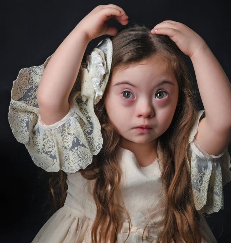 4letá dívka s Downovým syndromem pózuje jako modelka 3